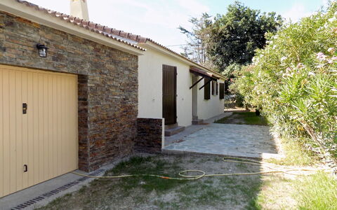 Agula Marina: Propriété, Maison, Bâtiment, Immobilier, Domicile, Chalet, Architecture, Arbre, Porte, Biens
