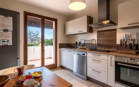 Agula Marina: Cabinetry, Comptoir, Propriété, Meubles, Table, Cuisine, Bois, Design Intérieur, Cuisinière, Appareil De Cuisine