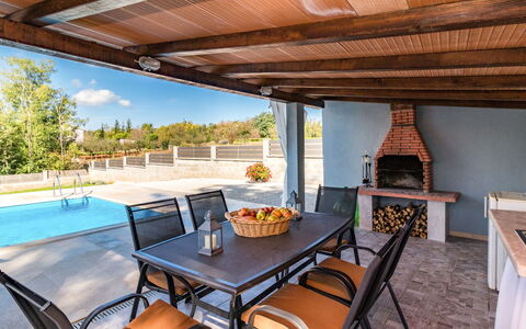 Villa Laura: Propriété, Bâtiment, Immobilier, Pièce, Meubles, Maison, Domicile, Patio, Design Intérieur, Porche