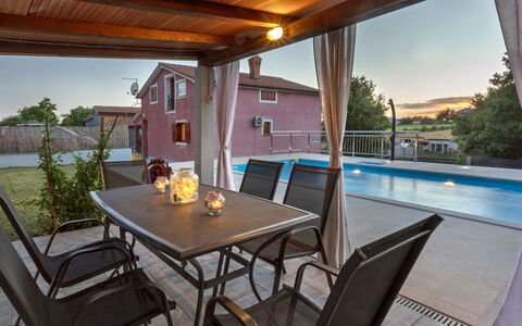 Villa Laura: Table, Meubles, L'Eau, Ciel, Bâtiment, Plante, Chaise, Arbre, Ombre, Bois