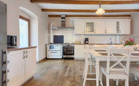 The Mulberry Stonehouse: Meubles, Comptoir, Pièce, Propriété, Cuisine, Cabinetry, Sol, Parquet, Design Intérieur, Bâtiment