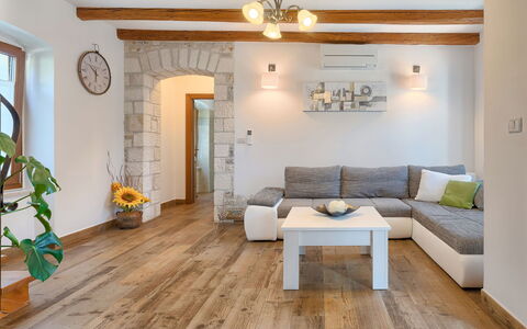 The Mulberry Stonehouse: Pièce, Salon, Propriété, Design Intérieur, Parquet, Sol, Meubles, Bâtiment, Plafond, Dur
