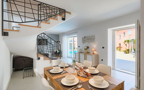 Villa Karmen: Propriété, Pièce, Bâtiment, Plafond, Meubles, Design Intérieur, Maison, Immobilier, Table, Salle À Manger