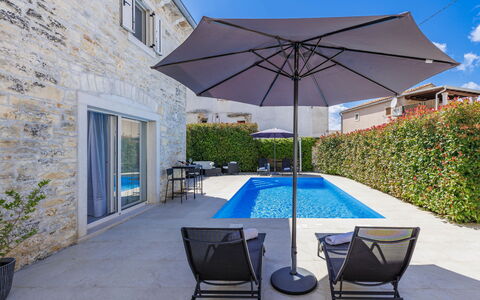 Villa Karmen: Piscine, Bleu, Mobilier De Jardin, Parapluie, Recours, Meubles, Composite, Chaise, Ombre, Balancelle