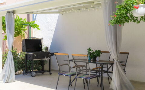 Villa Karmen: Plante, Propriété, Bâtiment, Meubles, Table, Fleur, Ombre, Design Intérieur, Chaise, Architecture