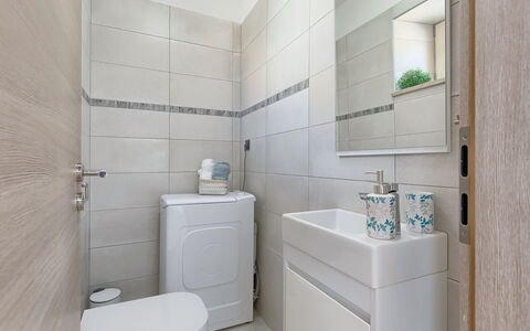 Villa Karmen: Luminaire Plomberie, Propriété, Robinet, Salle De Bains, Siège De Toilette, Bâtiment, Violet, Toilette, Miroir, Maison