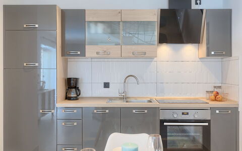 Villa Karmen: Robinet, Cabinetry, Évier, Evier, Meubles, Comptoir, Luminaire Plomberie, Cuisinière, Appareil De Cuisine, Cuisine