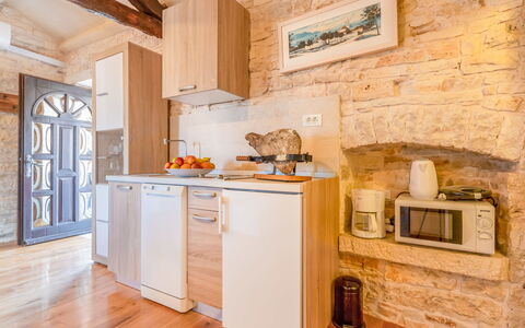 Botra Maria: Pièce, Comptoir, Cuisine, Propriété, Meubles, Cabinetry, Sol, Bâtiment, Design Intérieur, Parquet