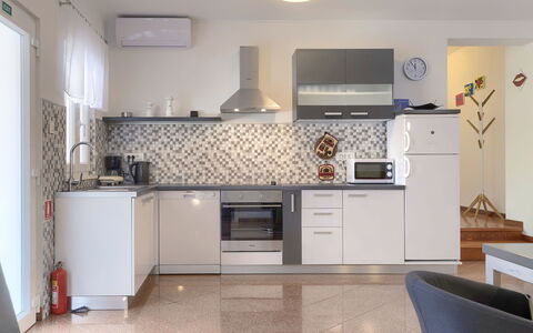 Vrt: Cabinetry, Propriété, Meubles, Évier, Comptoir, Evier, Cuisinière, Électroménager, Cuisine, Design Intérieur