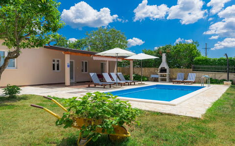 Vrt: Nuage, Plante, Ciel, Bâtiment, Piscine, Bleu Azur, Arbre, Ombre, Chaise, Mobilier De Jardin