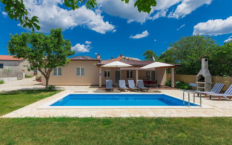 Vrt: Nuage, Ciel, Plante, Bâtiment, Arbre, Bleu Azur, Fenêtre, Ombre, Piscine, Lot Terre