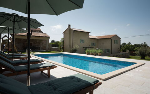 Ernesta: Piscine, Propriété, Maison, Bâtiment, Balancelle, Domicile, Immobilier, Loisir, Architecture, Vacances