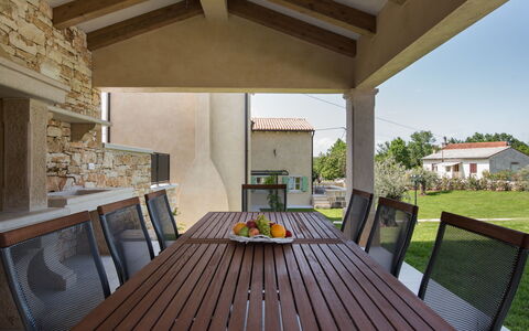 Ernesta: Propriété, Bâtiment, Plate-Forme, Maison, Pièce, Immobilier, Meubles, Table, Design Intérieur, Balcon