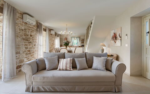 Ernesta: Meubles, Salon, Pièce, Propriété, Design Intérieur, Sol, Mur, Plafond, Maison, Bâtiment