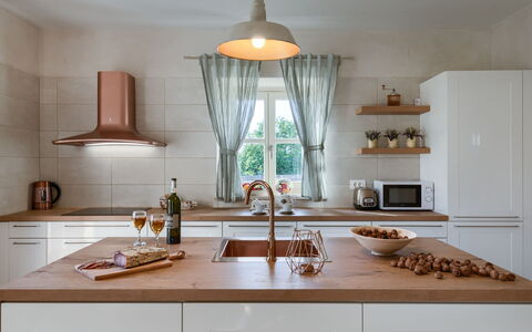 Ernesta: Comptoir, Pièce, Cuisine, Meubles, Propriété, Cabinetry, Design Intérieur, Éclairage, Plafond, Tuile