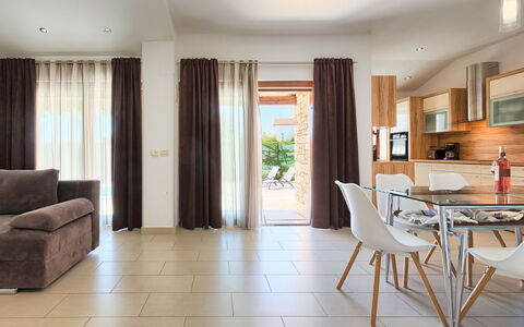 Florens: Pièce, Meubles, Sol, Design Intérieur, Propriété, Salon, Rideau, Bâtiment, Revêtement De Sol Stratifié, Sol