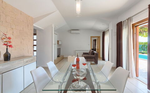 Florens: Pièce, Propriété, Salle À Manger, Design Intérieur, Bâtiment, Meubles, Table, Immobilier, Maison, Sol
