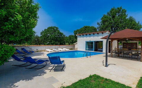 Jadranka: Plante, Ciel, L'Eau, Piscine, Bleu Azur, Bâtiment, Mobilier De Jardin, Ombre, Arbre, Lot Terre