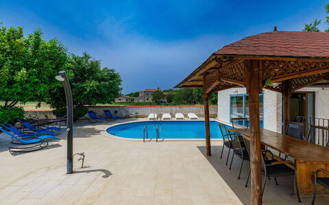 Jadranka: L'Eau, Ciel, Piscine, Plante, Bleu Azur, Arbre, Nuage, Ombre, Mobilier De Jardin, Plan D'Eau