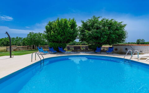 Jadranka: L'Eau, Ciel, Propriété, Nuage, Piscine, Plante, Bleu, Bleu Azur, La Nature, Bâtiment