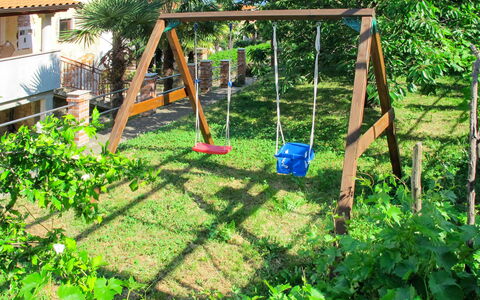 Lovran 702: Balançoire, Arrière-Cour, Équipement Extérieur Play, Herbe, Cour, Espace Public, Terrain De Jeux, Jardin, Plante, Jouer
