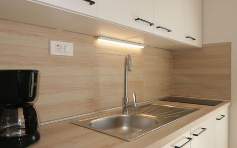 Barbara: Evier, Évier, Comptoir, Robinet, Cabinetry, Cuisine, Luminaire Plomberie, Bâtiment, Appareil De Cuisine, Cuisinière