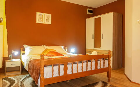 Donata: Lit, Meubles, Pièce, Chambre, Cadre De Lit, Matelas, Drap De Lit, Sol, Propriété, Literie