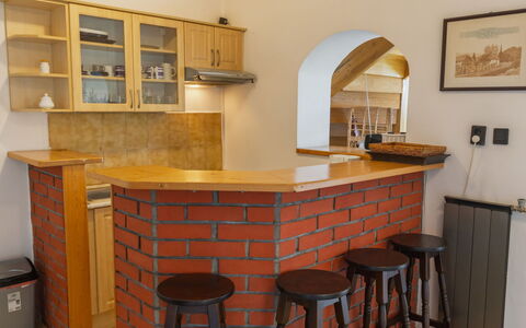 Csonka: Meubles, Bois, Design Intérieur, Sol, Tabouret, Comptoir, Tache De Bois, Cabinetry, Chaise, Cuisine
