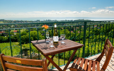 Fokas: Table, Ciel, Nuage, Meubles, Propriété, Plante, Bâtiment, Chaise, Tableau De Plein Air, La Nature