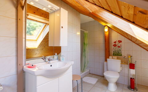 Fokas: Miroir, Luminaire Plomberie, Robinet, Évier, Bâtiment, Propriété, Salle De Bains, Design Intérieur, Armoire De Toilette, Lavabo