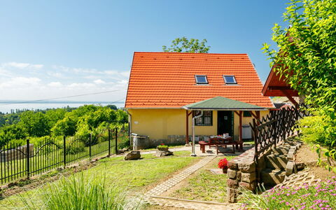 Fokas: Ciel, Plante, Bâtiment, Nuage, Fenêtre, Paysage Naturel, Maison, Arbre, Lot Terre, Chalet