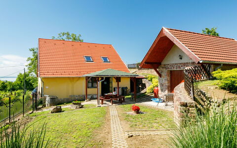 Fokas: Plante, Ciel, Bâtiment, Propriété, Fenêtre, Paysage Naturel, Maison, Lot Terre, Arbre, Chalet