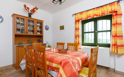 Fokas: Meubles, Propriété, Table, Fenêtre, Décoration, Orange, Chaise, Cadre, Textile, Éclairage