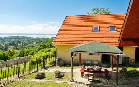 Fokas: Plante, Ciel, Propriété, Nuage, Bâtiment, Arbre, Fenêtre, Lot Terre, Pot De Fleur, Herbe