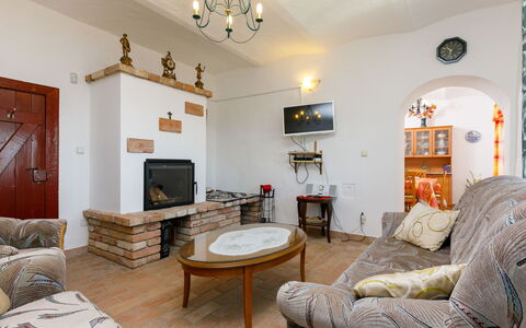Fokas: Cadre, Propriété, Meubles, Table, Canapé, Bois, Design Intérieur, Éclairage, Sol, Confort