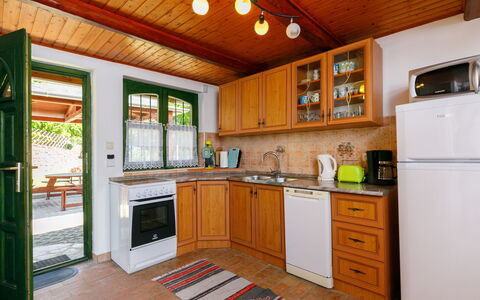 Fokas: Cabinetry, Comptoir, Cuisine, Bois, Cuisinière, Appareil De Cuisine, Design Intérieur, Sol, Sol, Tiroir