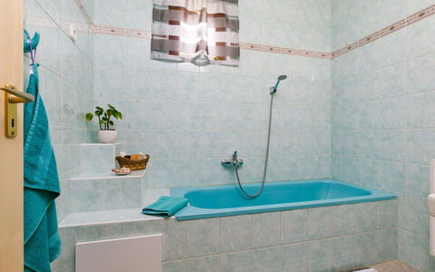 Toth: Propriété, Luminaire Plomberie, Robinet, Bleu, Bleu Azur, Baignoire, Salle De Bains, Design Intérieur, Violet, Sol