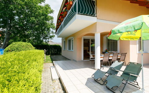 Pentaller: Plante, Bâtiment, Ombre, Chaise, Zone Résidentielle, Arbre, Loisir, Mobilier De Jardin, Immobilier, Design Urbain