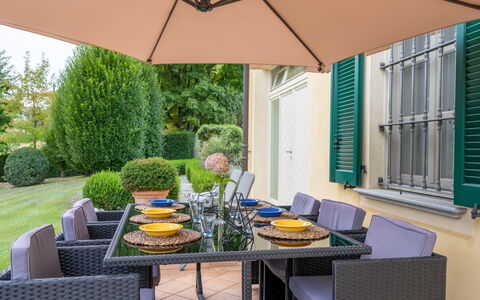 Villa Carlotta: Table, Plante, Meubles, Propriété, Ombre, Chaise, Design Intérieur, Mobilier De Jardin, Éclairage, Bâtiment
