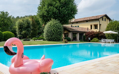 Villa Carlotta: L'Eau, Ciel, Plante, Nuage, La Nature, Bleu Azur, Bleu, Bâtiment, Arbre, Piscine