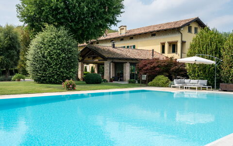 Villa Carlotta: L'Eau, Plante, Bâtiment, Propriété, Ciel, Piscine, Bleu Azur, Arbre, Nuage, Maison