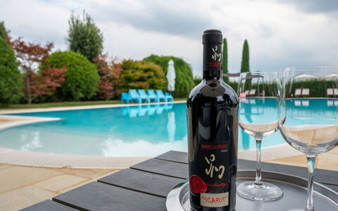 Villa Carlotta: L'Eau, Nuage, Ciel, Bouteille, Vaisselle, Drinkware, Piscine, Bar