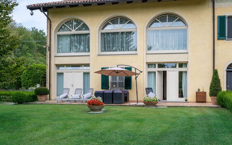 Villa Carlotta: Plante, Bâtiment, Fenêtre, Ciel, Architecture, Maison, Arbre, Porte, Herbe, Zone Résidentielle