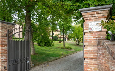 Villa Carlotta: Plante, Surface De La Route, Arbre, Lot Terre, Quartier, Brickwork, Herbe, Bâtiment, Bois, Zone Résidentielle