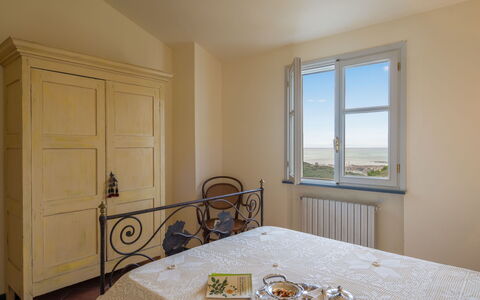 Il Terebinto (Imp427): Pièce, Propriété, Chambre, Meubles, Lit, Plafond, Cadre De Lit, Sol, Mur, Jaune