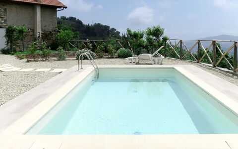Casa U Baregu: Piscine, Propriété, L'Eau, Loisir, Maison, Immobilier, Bâtiment, Architecture, Composite, Vacances