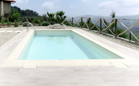 Casa U Baregu: Ciel, L'Eau, Nuage, Piscine, Bleu Azur, Rectangle, Arbre, Ombre, Herbe, Composite