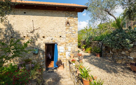 Casa U Baregu: Plante, Propriété, Ciel, Bâtiment, Porte, Fenêtre, Architecture, Arbre, Maison, Zone Rurale