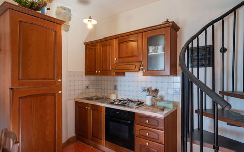 Casa U Baregu: Comptoir, Cabinetry, Meubles, Propriété, Bâtiment, Cuisine, Tiroir, Bois, Design Intérieur, Éclairage