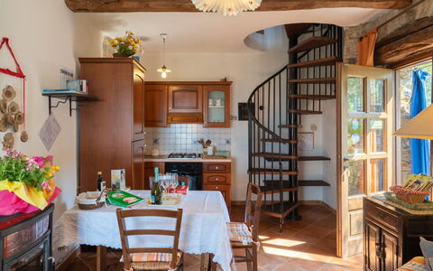 Casa U Baregu: Table, Meubles, Propriété, Cadre, Chaise, Bois, Design Intérieur, Cabinetry, Sol, Étagère